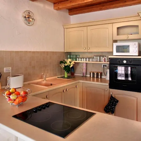 Sleeps 8 Pool Wifi فيلة