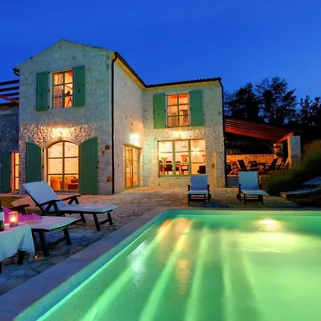 Sleeps 8 Pool Wifi فيلة Brkac